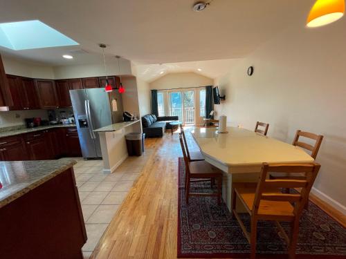 Lux Balcony 3 BR 2 Bath Jacuzzi Parking 25min bus to NYC Unit2