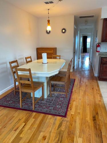 Lux Balcony 3 BR 2 Bath Jacuzzi Parking 25min bus to NYC Unit2