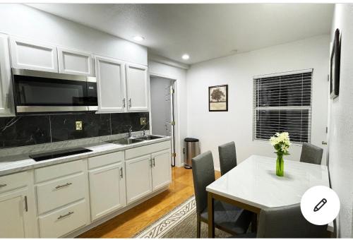 bucătărie, 2 Bedroom Apartment in Auburndale