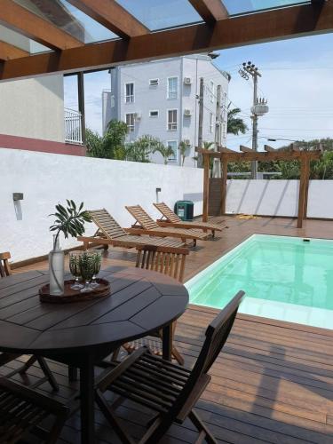 Linda casa com piscina e 03 dormitórios