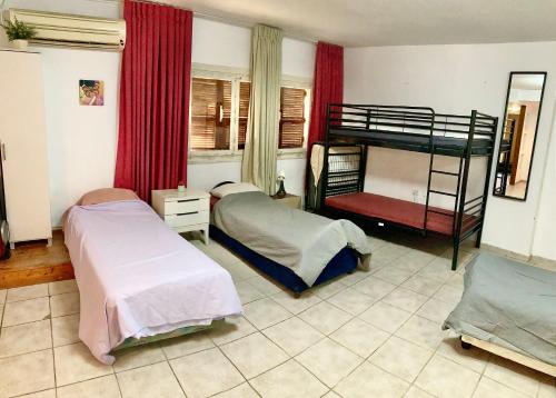 1 queen bed, 3 twin beds