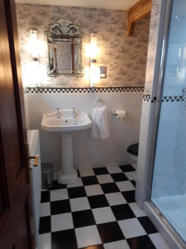 Queen Room with Balcony image 10