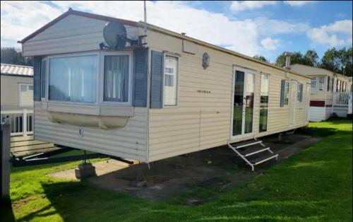 B&B Eastchurch - 2 Bedroom Caravan With Sea Views - Bed and Breakfast Eastchurch