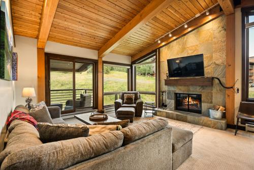 Enclave 312, Ski-In/Ski-Out Condo, Top Floor w/ Hot Tub, Gym and Out Door Pool in Snowmass, Snowmass Village