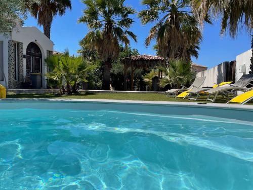 Belle Villa pour 8 personnes avec 4 grandes chambres avec douche dans chaque chambre, une piscine extérieur , un jardin de 1500m2