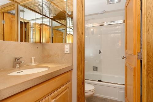 Fifth Avenue Unit 9, Cool, Contemporary Condo 2 Blocks from the Ski Slopes. Fireplace & Patio! in Aspen, USA