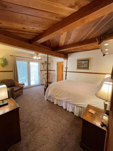 Berkshire Inn Room Type - Deluxe Queen Room with Private Bathroom