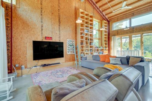 Riverfront Libertyville Retreat with Outdoor Kitchen in Libertyville, USA