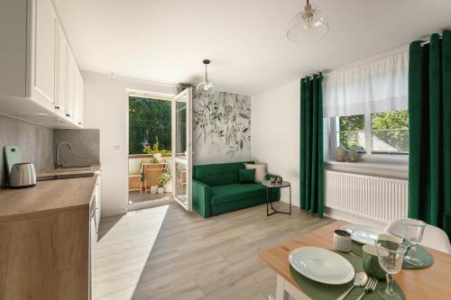 "APARTAMENT STARY ZDRÓJ 3B" z balkonem, ogrodem i parkingiem, w centrum