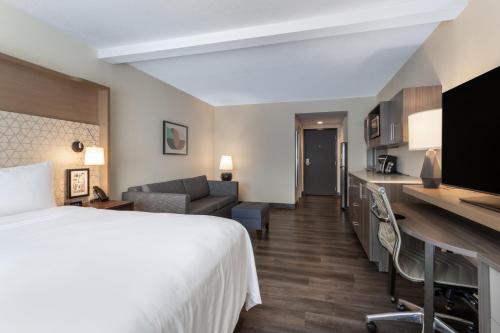 1 king bed, 1 sofa bed