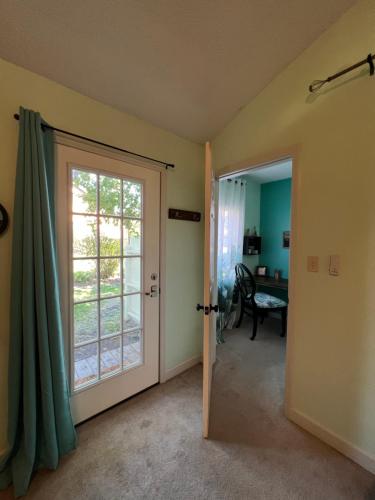 Cozy loft with parking and private patio w/ grill detail