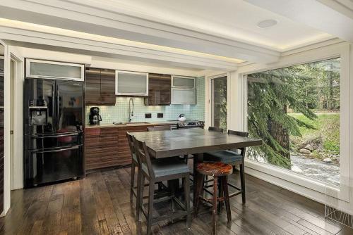 Chateau Eau Claire 9, Newly Renovated Condo with River Views, Hot Tub, Pool, Fitness Center Access Chateau Eau Claire 9, Newly Renovated Condo with River Views, Hot Tub, Pool, Fitness Center Access