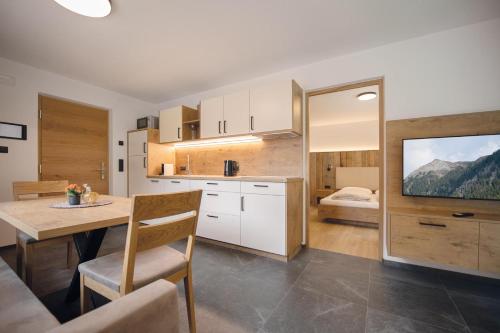 1 queen bed, 2 sofa beds