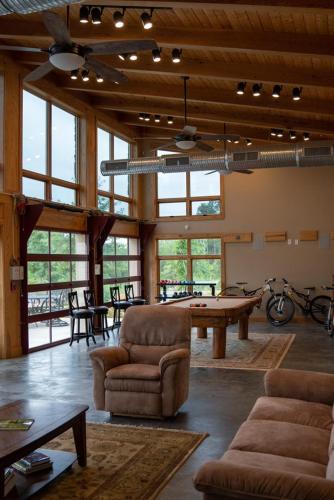 ห้องส่วนกลางสำหรับนั่งเล่น/ดูทีวี, Juneberry Ridge in อัลเบมาร์ล (NC)