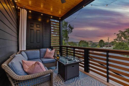 Luxurious 4bd home sleeps 12 minutes to downtown with parking in Nashville, USA