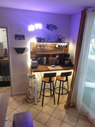 Bar/ Salón, La Casa Picasso in Villepinte