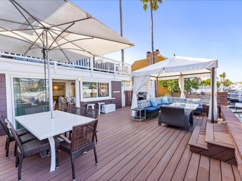Stunning Bayfront Home w Epic Dock on Peninsula in Newport Beach, USA