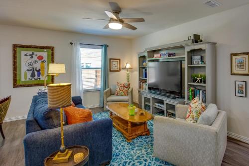 Gun Barrel City Home with Game Room, Walk to Beach! in Gun Barrel City, USA