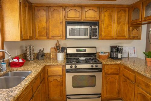 The Lilac Lodge, The Ultimate Getaway! in Big Bear City, USA