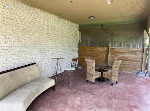 Brownsville Comfort 2 bedroom 1 bath , Spacious Kitchen and Outdoor Home