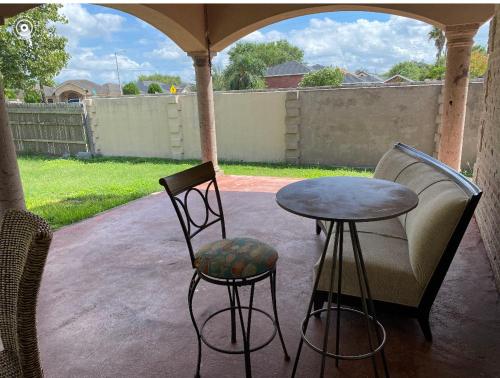 Brownsville Comfort 2 bedroom 1 bath , Spacious Kitchen and Outdoor Home