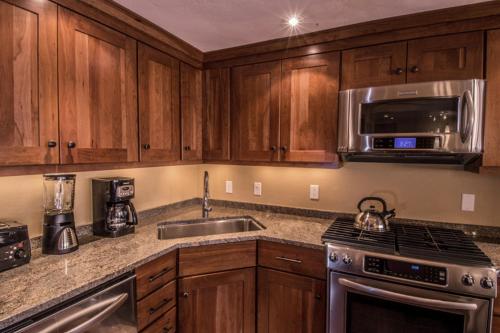 Fasching Haus Unit 9, Deluxe Condo w/ A/C in the living area, 2 Blocks to Downtown Aspen thumb 4