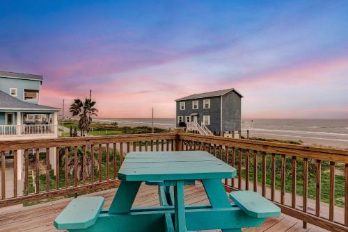 Beachfront - Hot Tub - BBQ - 14 Guests in Bolivar Peninsula, USA
