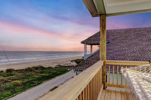 Beachfront - Hot Tub - BBQ - 14 Guests in Bolivar Peninsula, USA