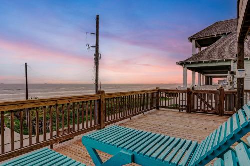 Beachfront - Hot Tub - BBQ - 14 Guests in Bolivar Peninsula, USA