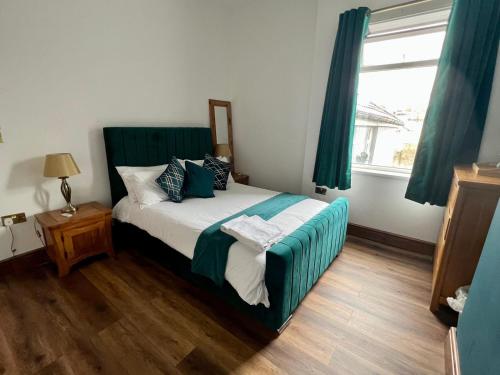 City Escape , 10 mins walk to the City Centre and Principality Stadium Sleeps 5