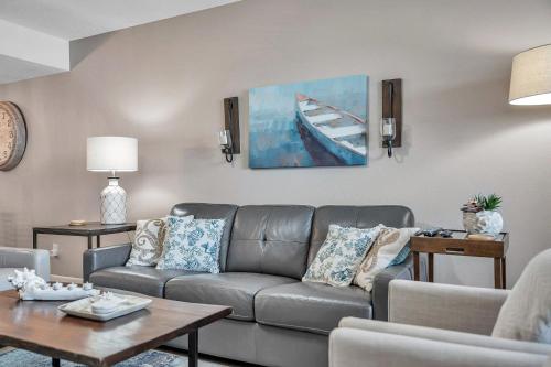Pet-friendly 2-bed Condo With Amazing Waterfront Views in Clearwater Beach, USA