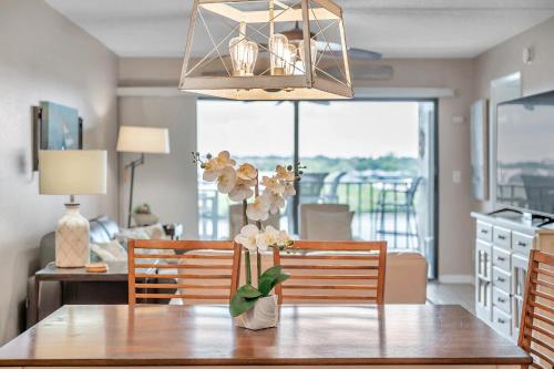 Pet-friendly 2-bed Condo With Amazing Waterfront Views in Clearwater Beach, USA