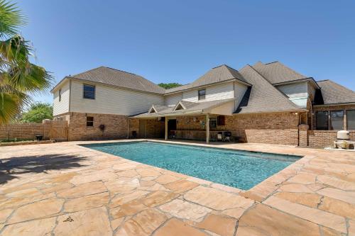 Expansive Texas City Retreat about 16 Mi to Galveston! in Texas City, USA