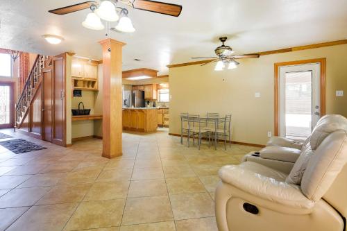 Expansive Texas City Retreat about 16 Mi to Galveston! in Texas City, USA