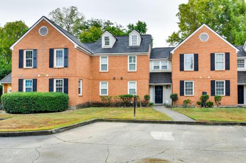 Baton Rouge Condo with Community Pool 6 Mi to LSU! in Baton Rouge, USA
