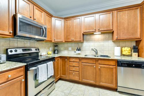 Baton Rouge Condo with Community Pool 6 Mi to LSU! in Baton Rouge, USA