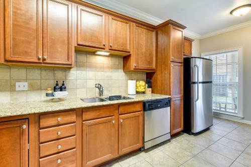 Baton Rouge Condo with Community Pool 6 Mi to LSU! in Baton Rouge, USA