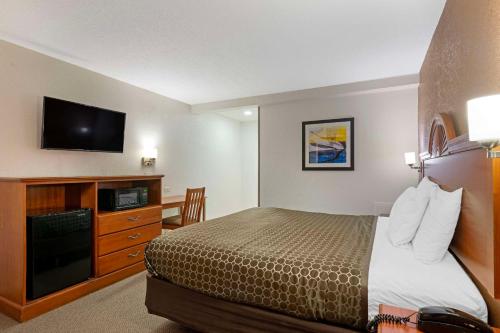 Rodeway Inn Terre Haute - image 11