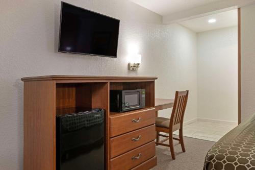 Rodeway Inn Terre Haute - image 6