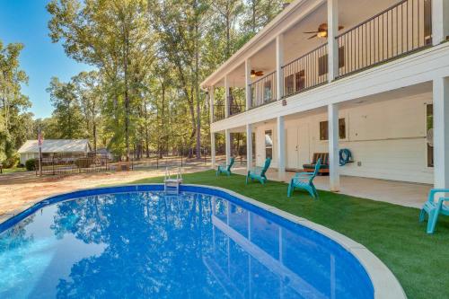 Hemphill Vacation Rental with Pool, Walk to Lake!