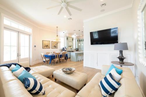 Beachside Retreat w/ Ocean Views & 4 Ensuite Baths in Galveston, USA