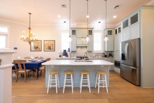 Beachside Retreat w/ Ocean Views & 4 Ensuite Baths in Galveston, USA