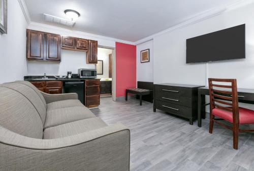 Ramada by Wyndham Diamondhead I-10 Gulfport - image 7