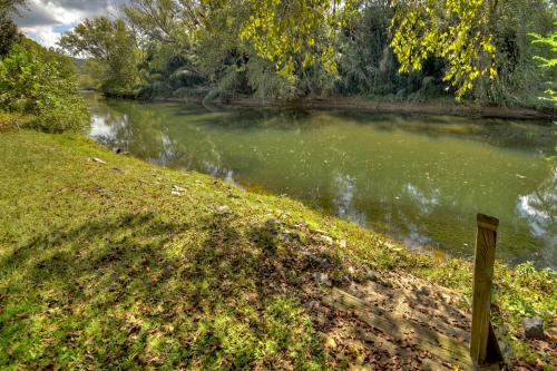 Mccaysville River House