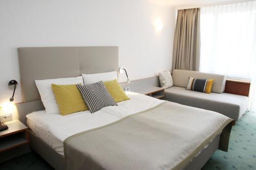 1 queen bed, 1 twin bed
