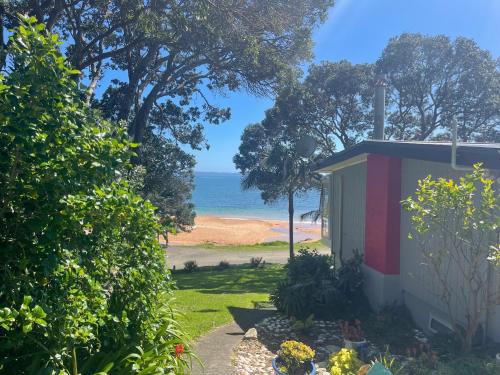 Driftwood Beachfront Accommodation, Cable Bay, Owhetu