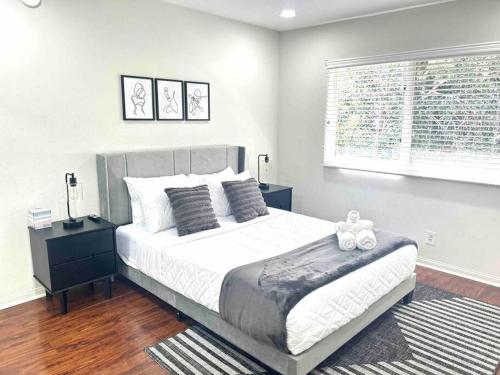 Encino Village Spacious 4BR! in Los Angeles, USA