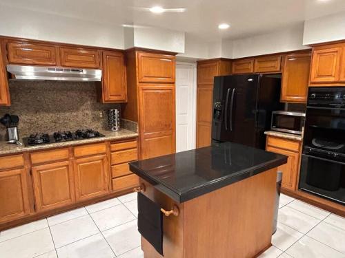 Encino Village Spacious 4BR! in Los Angeles, USA
