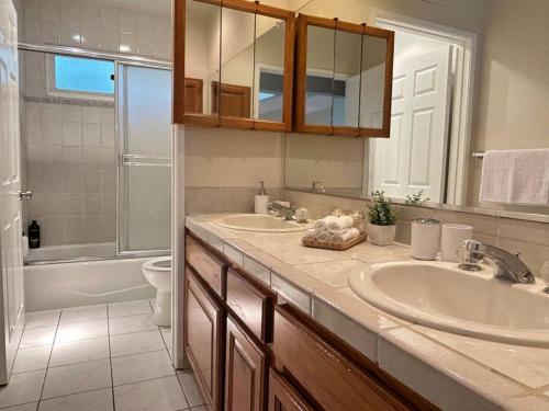 Encino Village Spacious 4BR! in Los Angeles, USA