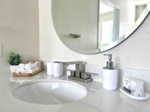 Encino Village Spacious 4BR! in Los Angeles, USA